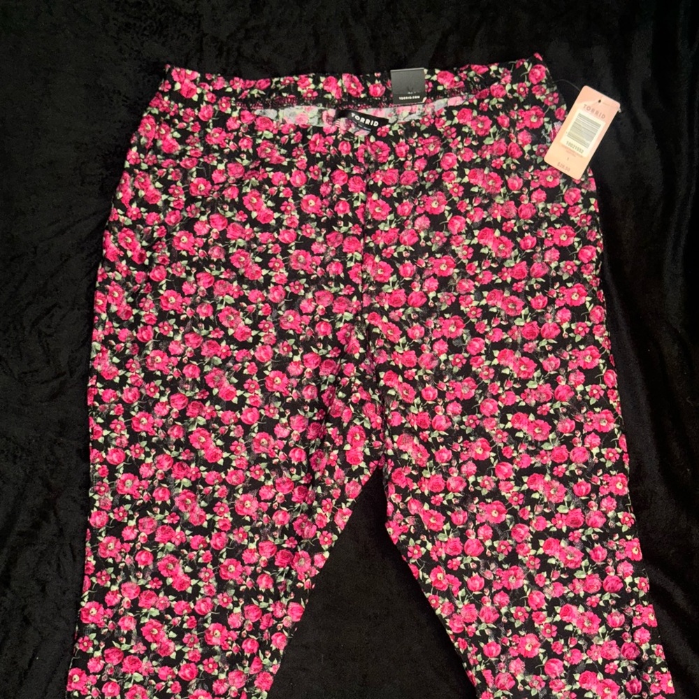 Plus size floral capri tights